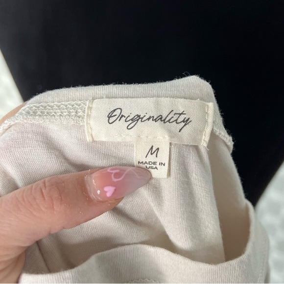 LA LA LAND WOMEN'S TEXAS HOLD EM' SEQUIN SHORT SLEEVE GRAPHIC TEE - Picture 2 of 11